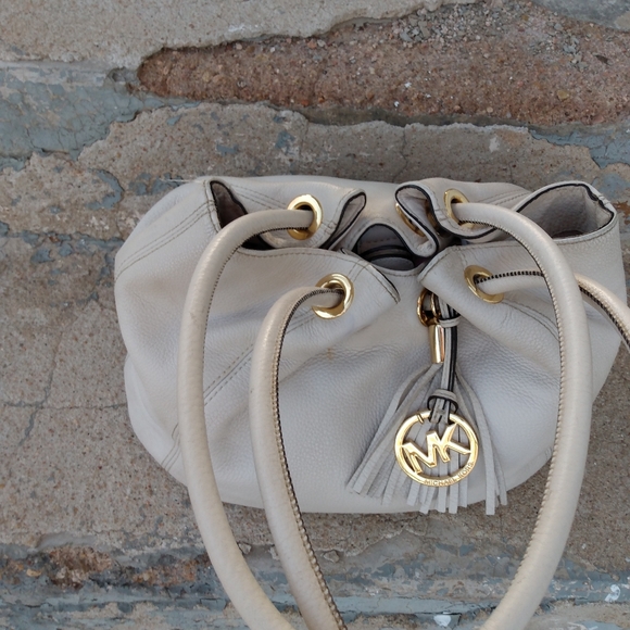 Michael Kors stone pebbled leather shoulder bag - Picture 2 of 14